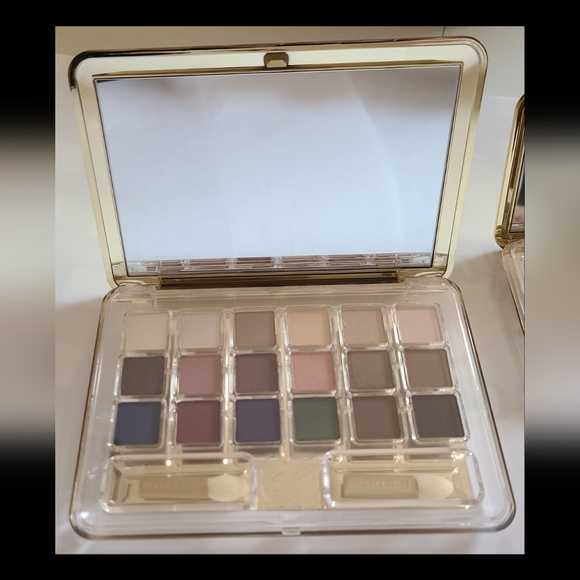 Beautiful Makeup Compacts - Picture 3 of 3